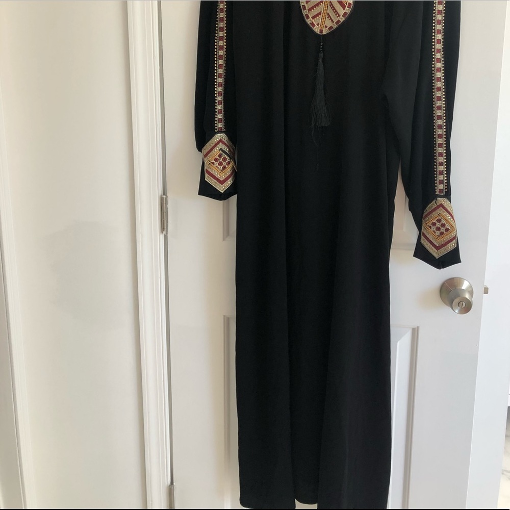 Black Abaya With Beautiful Designs View 3